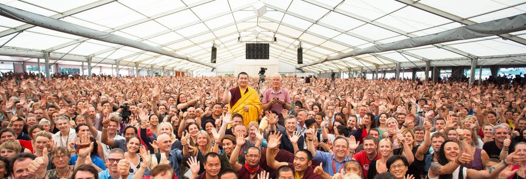 Billedet viser lama Ole Nydahl sammen den 17. Karmapa, Trinley Thaye Dorje til et sommerkursus i Europa Centret i Tyskland.