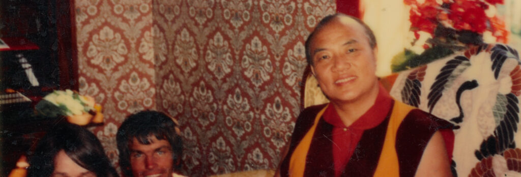 Billedet viser den 16. Karmapa sammen med Hannah og Ole Nydahl